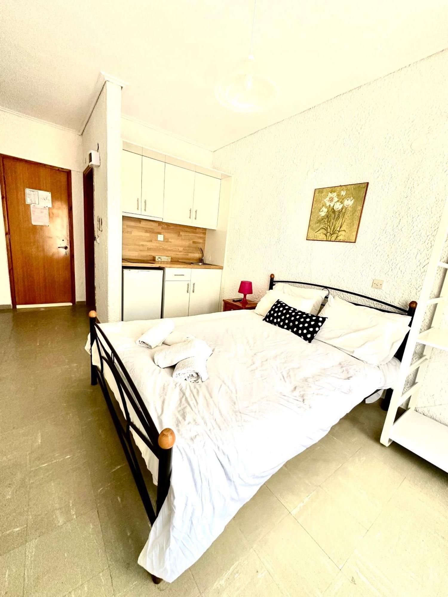 Katerina Apartments Neos Pirgos Quarto foto
